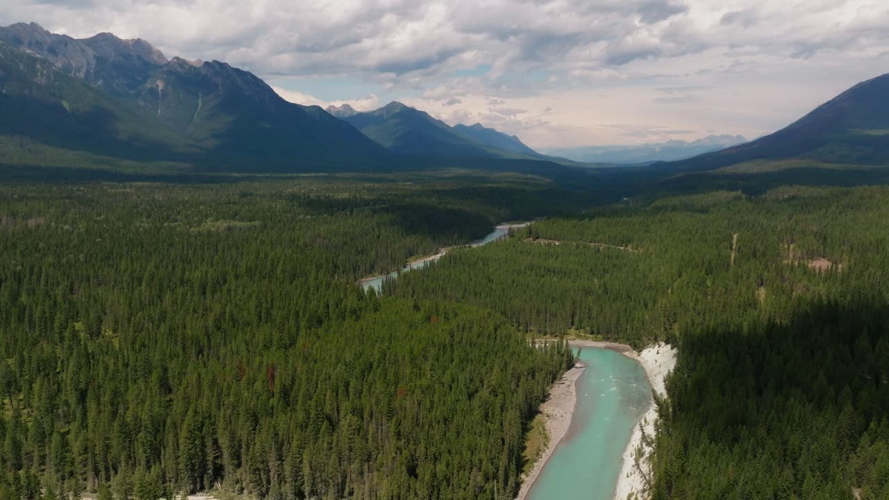 drone disparado mirando hacia abajo un enorme valle entre las montañas en el parque nacional de kootenay