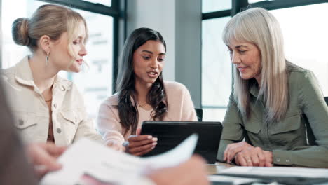 businesswomen collaborating at a meeting