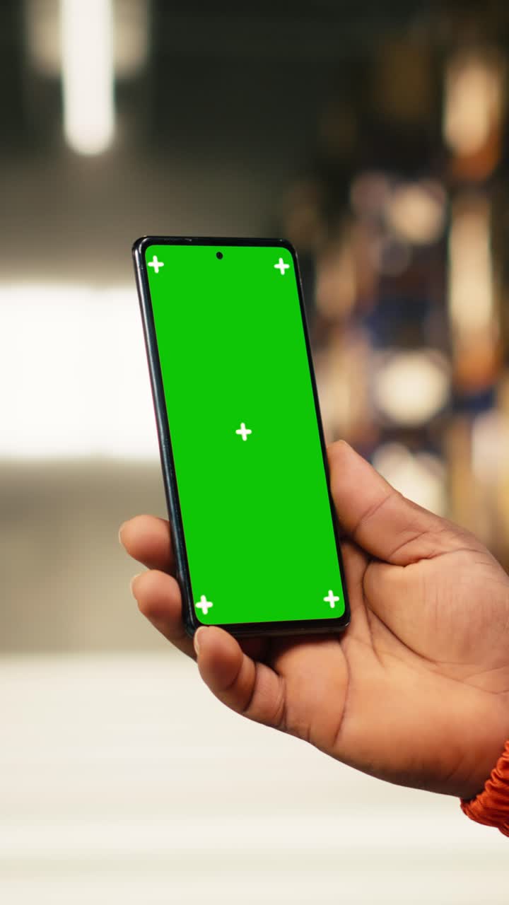 Video verticale Chroma Key su telefono, con dipendente vicino a scaffali, scatole di cartone in un deposito movimentato
