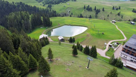 Sorprendente-Toma-Aérea-Del-Paisaje-Alpe-Di-Siusi-En-Dolomiti-Con-Vacas-Y-Cabañas