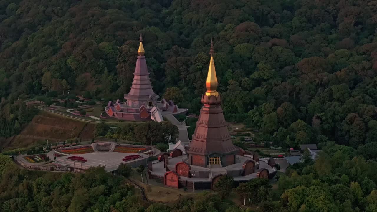 Các kiến trúc tâm linh trên đỉnh đồi dưới ánh hoàng hôn đầy màu sắc, Thái Lan.