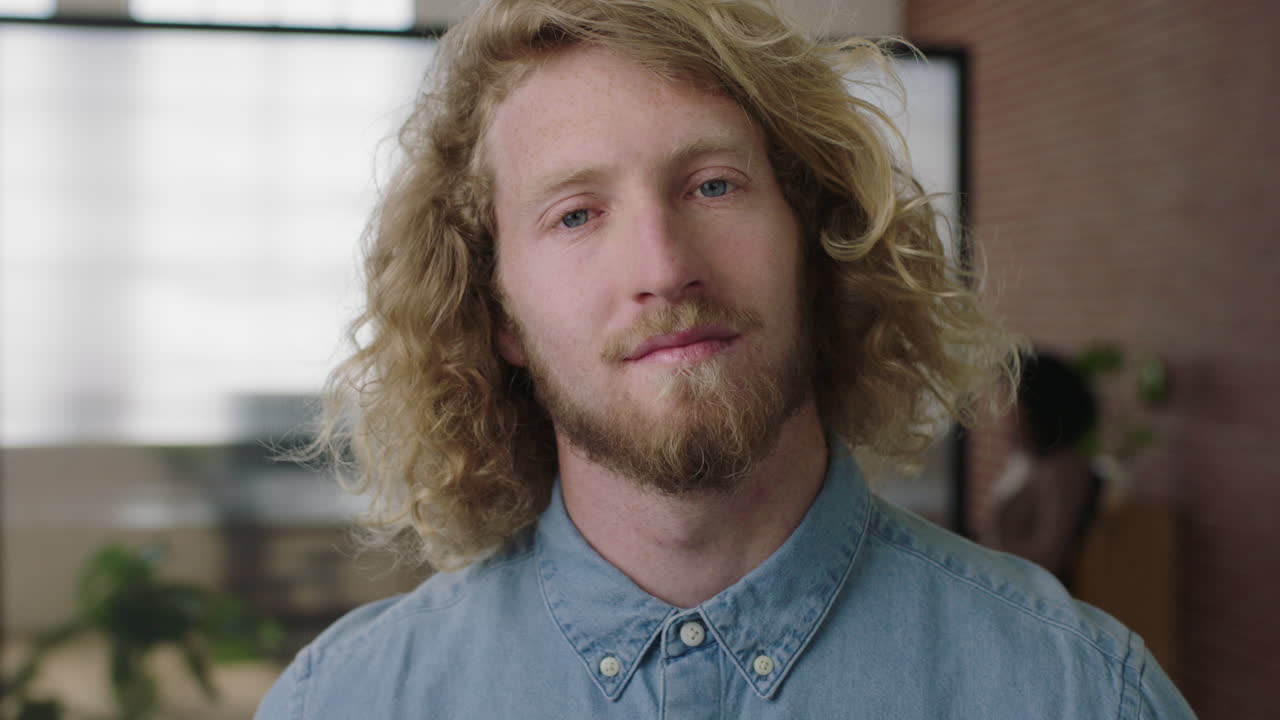 사무실 작업 공간 에서 심각 한 생각 을 하고 있는 젊은 매력적 인 금발 남자 의 자세 한 초상화