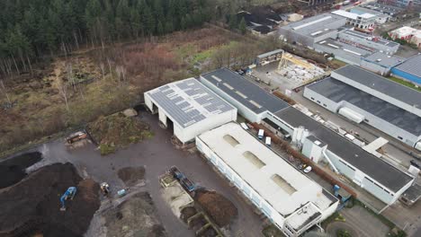 Aerial-view-of-warehouse-with-a-rooftop-filled-with-solar-panels