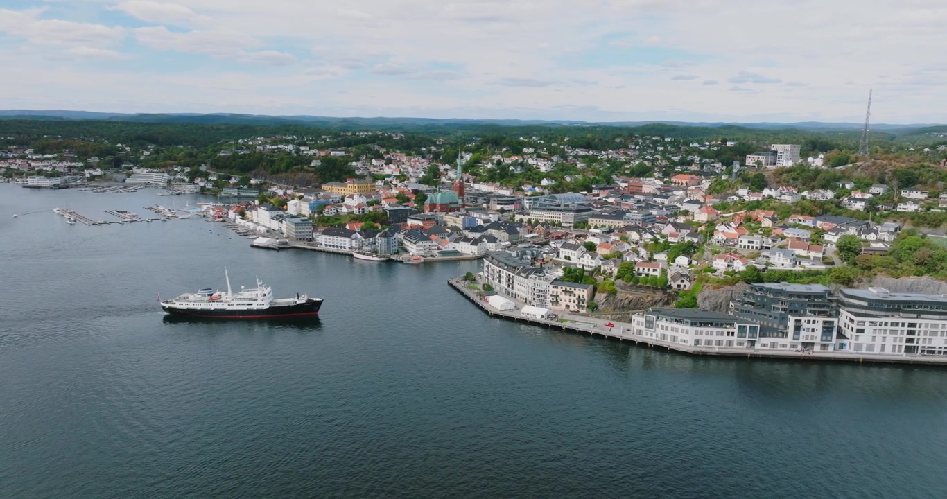 Veduta aerea del porto e della città costiera di Arendal, Norvegia, al rallentatore, che mostra la città storica