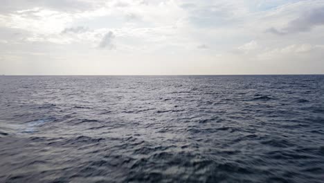 drone dolly por encima del agua del océano azul oscuro profundo con corrientes y ondas onduladas, escena de naturaleza vacía