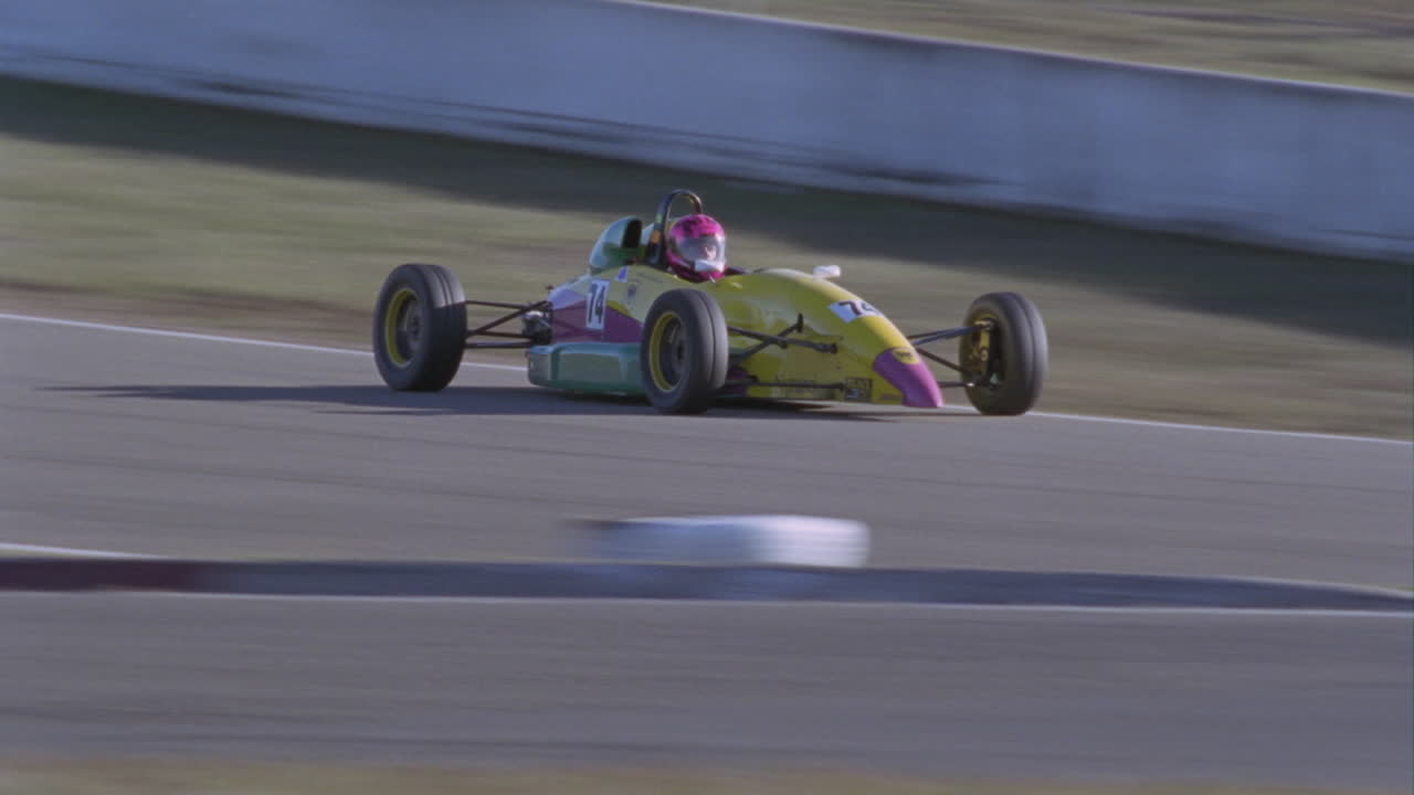 гоночный автомобиль входит в поворот на гоночной трассе