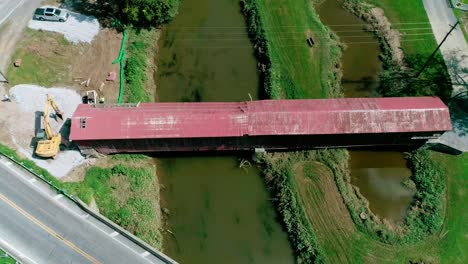 desmantelamiento de un puente cubierto con diseño de armadura de arco de rebabas de 174 años de antigüedad, de doble tramo en el país holandés de pensilvania
