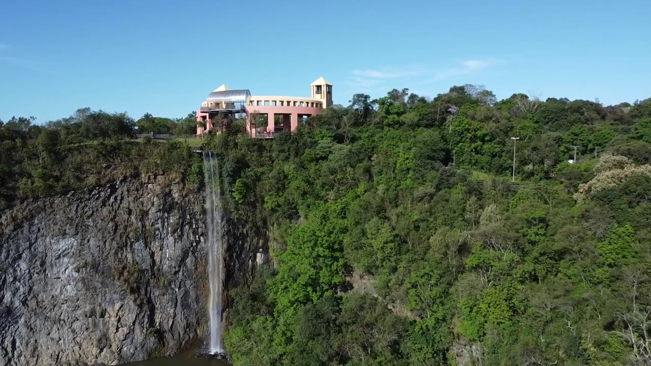 Piccola cascata su belle rocce in una giornata di sole, ripresa con drone nella città di Curitiba, Brasile