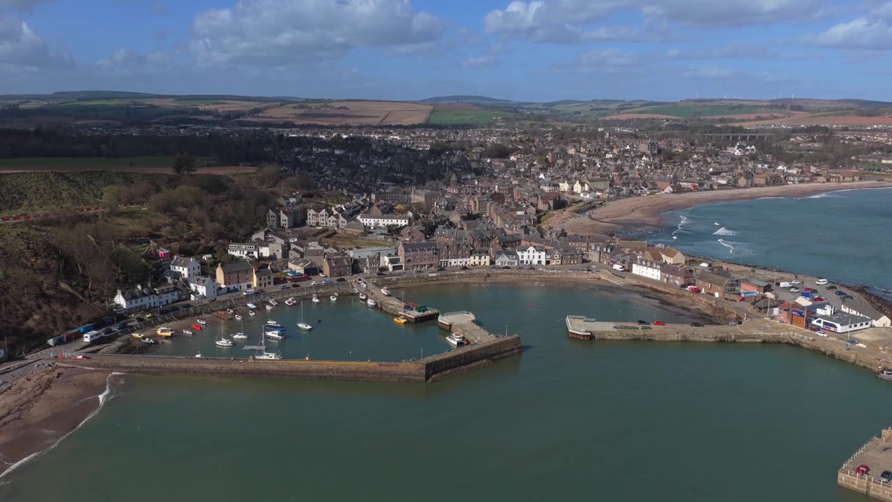 Splendide riprese aeree che mostrano la pittoresca città di pescatori di Stonehaven sulla costa dell'Aberdeenshire, con il suo porto storico.