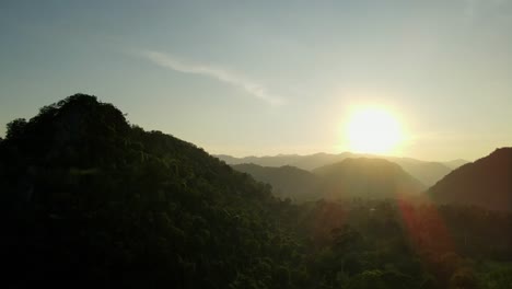 Imágenes-Aéreas-Que-Se-Deslizan-Hacia-La-Derecha-Y-Revelan-Una-Silueta-Creada-Por-La-Puesta-De-Sol-De-Las-Montañas-Y-Colinas-Del-Parque-Nacional-Khao-Yai,-Tailandia