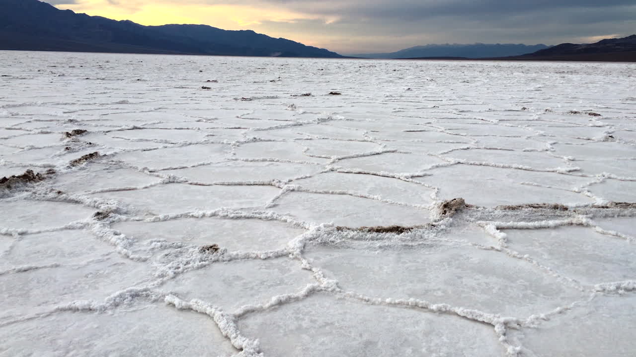 나쁜 물 유역 데스 밸리 사막 국립공원에서 갈라진 소금 질감
