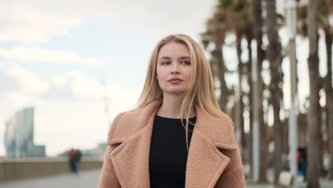 une jeune femme qui se promène dans la ville.