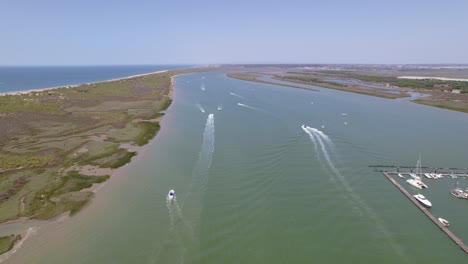 barcos que navegan a través del estuario