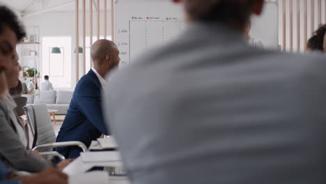 Professionelle-Geschäftsfrau,-Teamleiterin,-Die-Strategie-Auf-Einem-Whiteboard-Treffen-Mit-Kollegen-Vorstellt-Und-Kreative-Ideen-Für-Das-Brainstorming-Von-Startup-Projekten-In-Einer-Büropräsentation-Austauscht