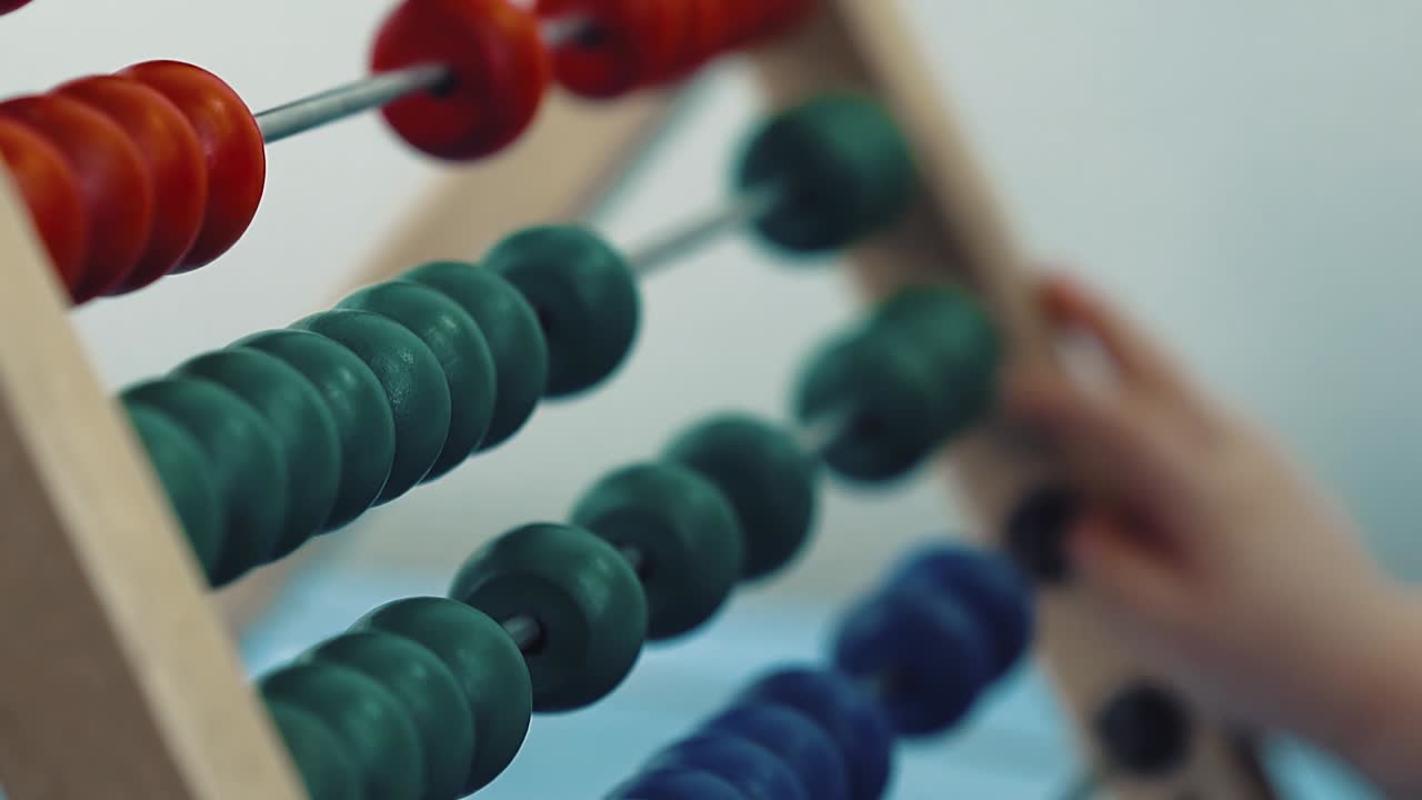 어린이 가 다채로운 장난감 을 가지고 놀다 14 느린 동작