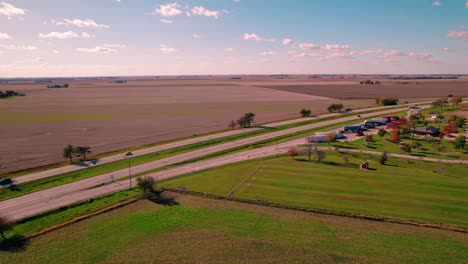 Parada-De-Descanso-De-La-Pradera-De-Illini-En-Dirección-Norte-En-Tolono,-Illinois,-Usa_toma-Aérea