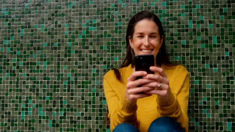 mujer sonriente enviando mensaje de texto 4k