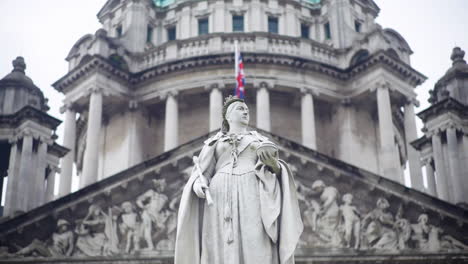 Queen-Victoria-statue-at-Belfast-City-Hall,-which-is-the-civic-building-of-Belfast-City-Council-located-in-Donegall-Square,-Belfast,-Northern-Ireland