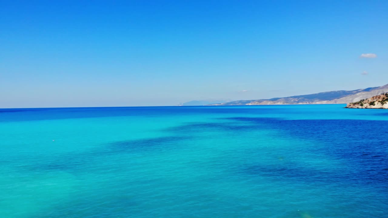 그리스 케팔로니아에 있는 아기아 키리아키 해변의 푸른 바다 - 패닝 샷