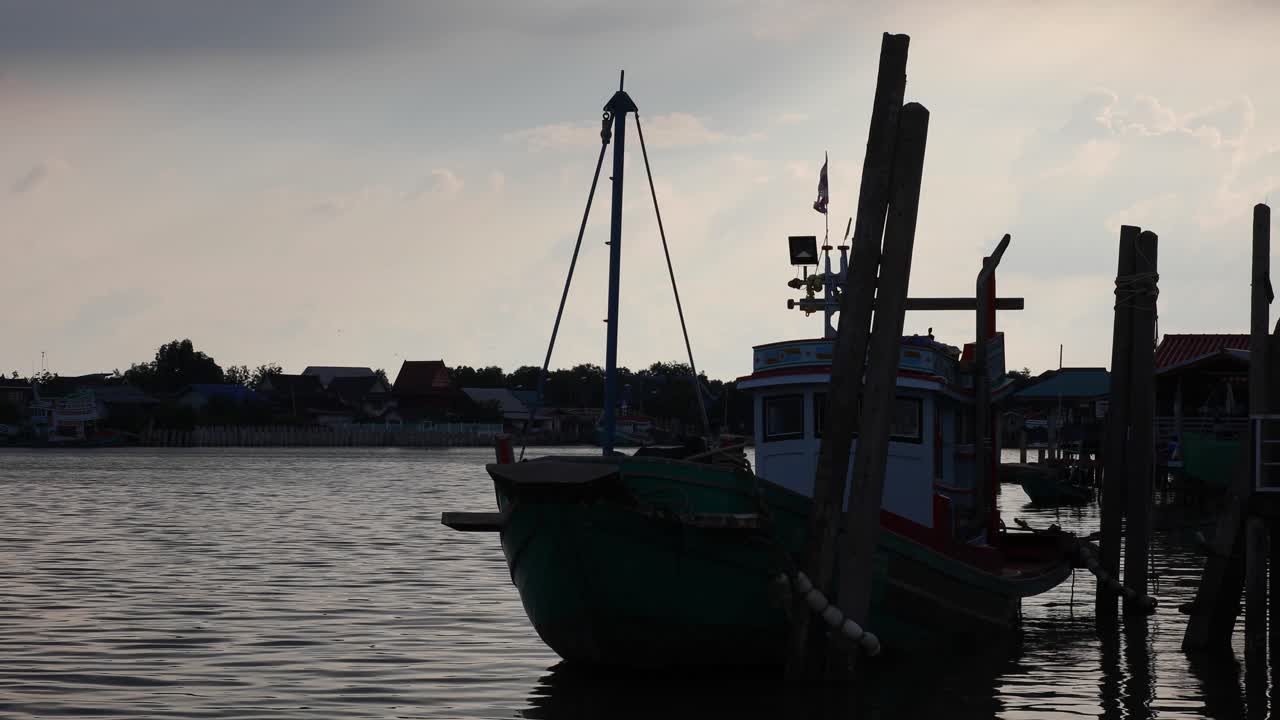 태국 방 타분 강을 따라 나무 트롤 어선의 실루엣
