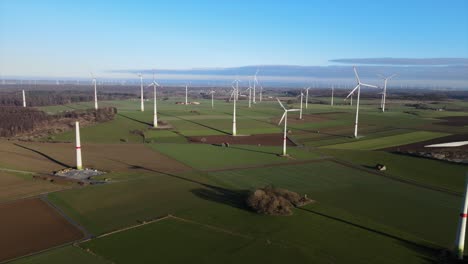 Molinos-De-Viento-Que-Proporcionan-Energía-Limpia-En-Un-Hermoso-Campo-En-Un-Día-Soleado-En-Brilon-Sauerland-Renania-Del-Norte-westfalia-Alemania