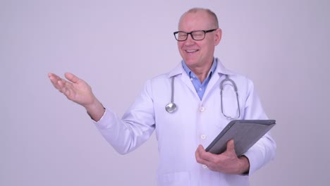 fotografía de estudio de un hombre viejo y guapo, doctor.
