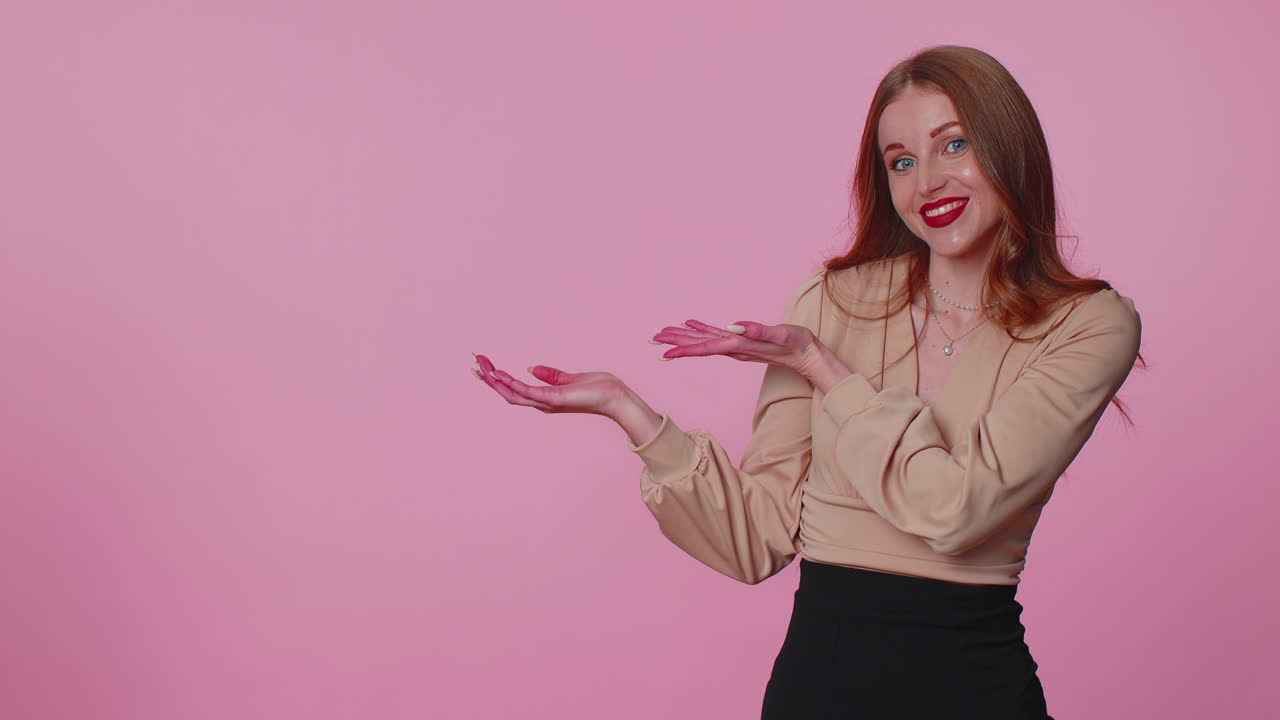 lugar vacío señalado por la niña, área publicitaria para texto comercial, espacio de copia para promoción de bienes