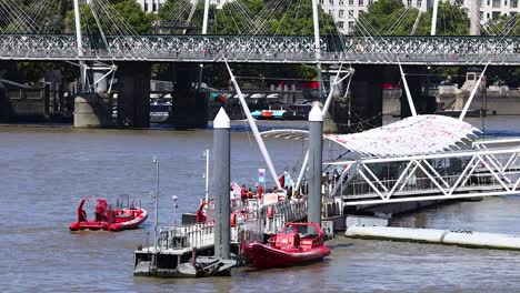 un bote de rescate atracando cerca del puente en londres.