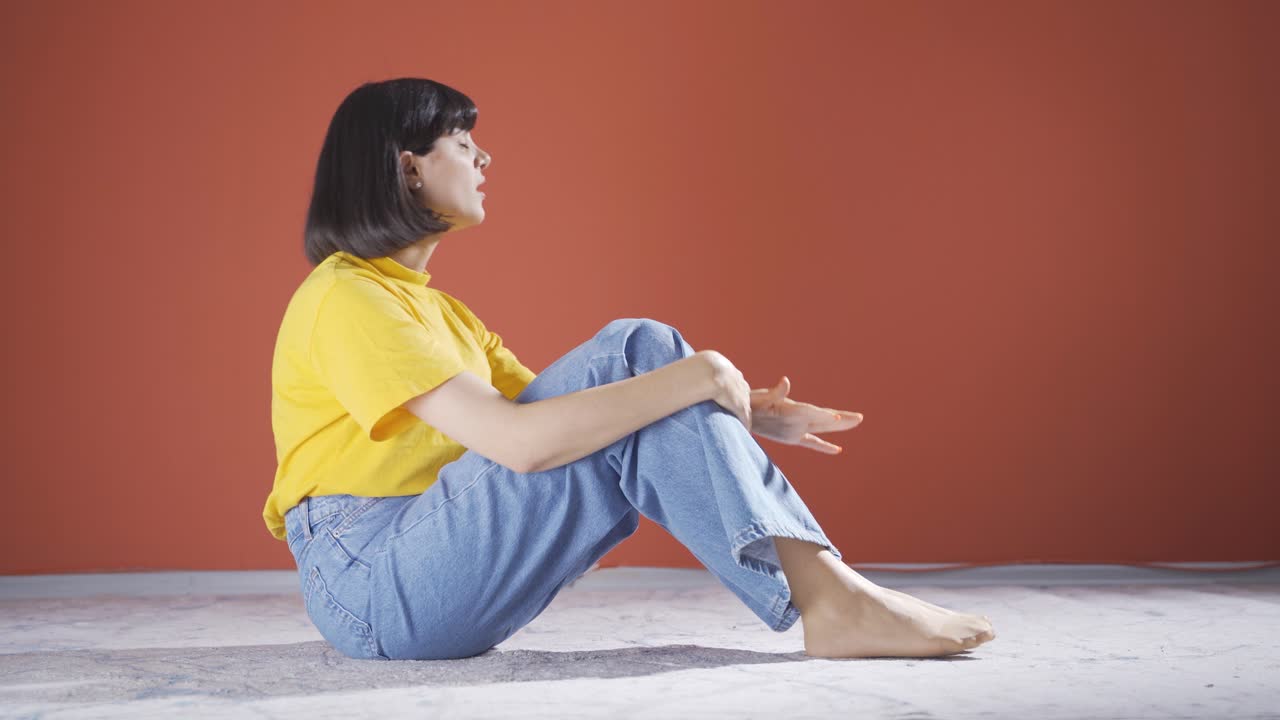 걱정하고 긴장한 여자.