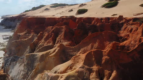 Vista-Aérea-De-Los-Acantilados-Y-La-Playa-De-Morro-Branco,-Ceará,-Fortaleza.