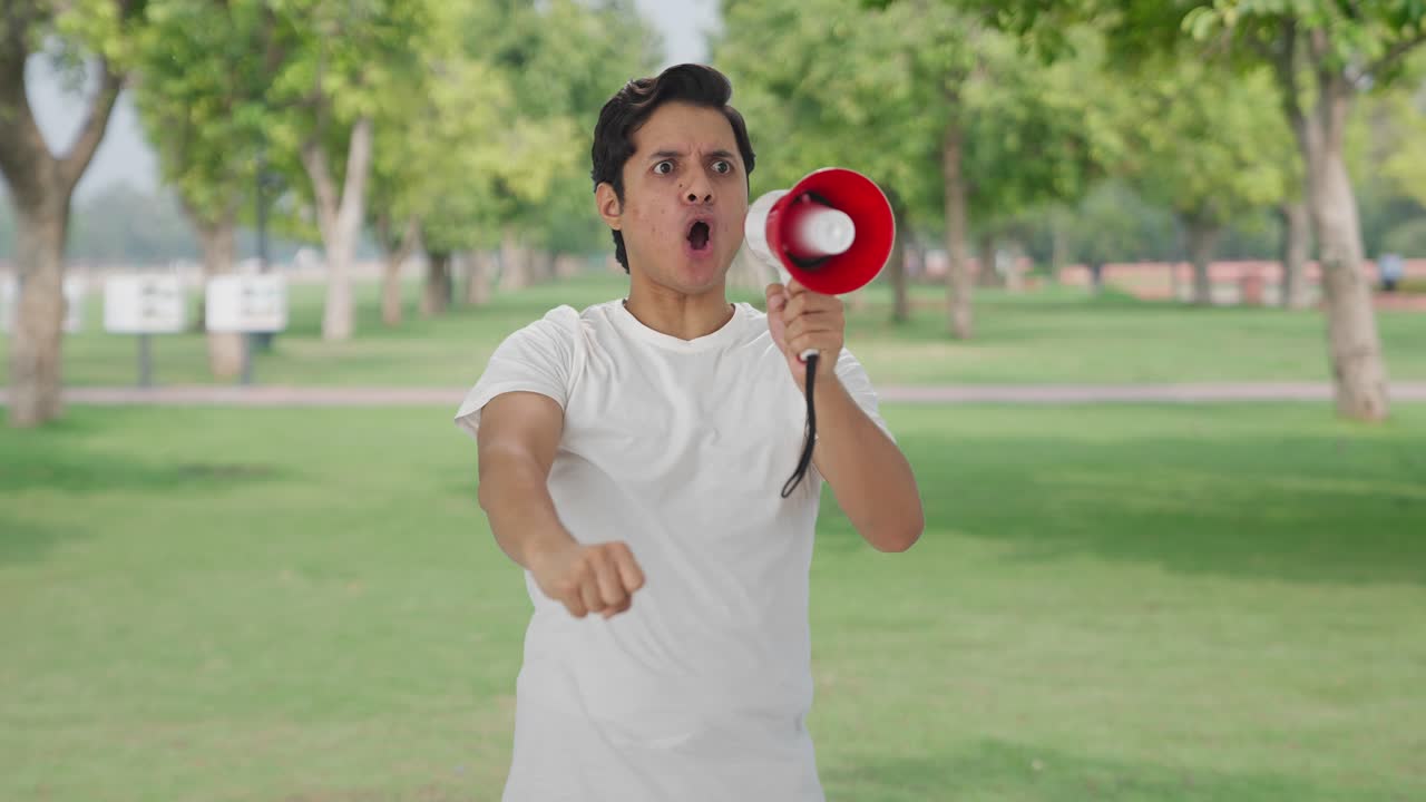 분노한 인도인 남자가 권리를 위해 시위를 하고 있습니다.