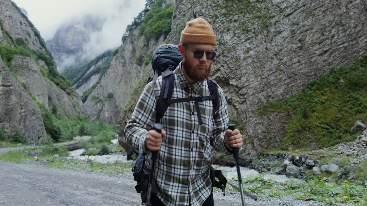 hombre caminando en un cañón de montaña