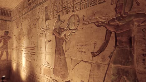 jeroglíficos tallados y bien conservados en el interior del templo de deir el-medina, luxor
