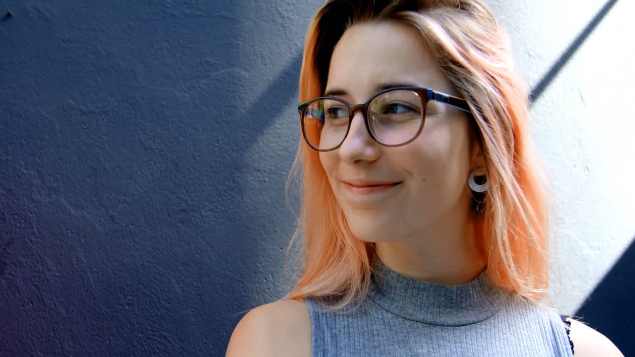 mujer acariciando su cabello 4k