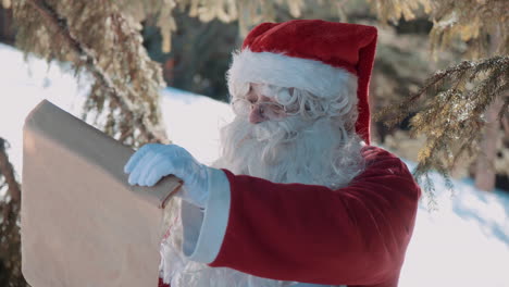 le père noël regarde un parchemin avec des cadeaux pour les enfants