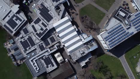 paneles solares a vista de pájaro en la parte superior de los edificios industriales