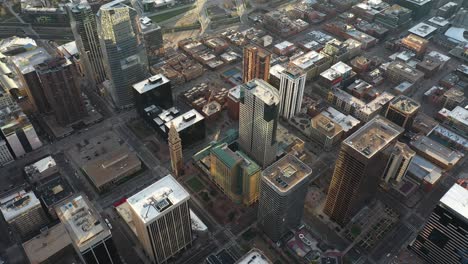 centro de denver, colorado, estados unidos, vista aérea de pájaro de rascacielos, daniels y fisher tower en la luz del sol de la hora dorada, disparo de drones