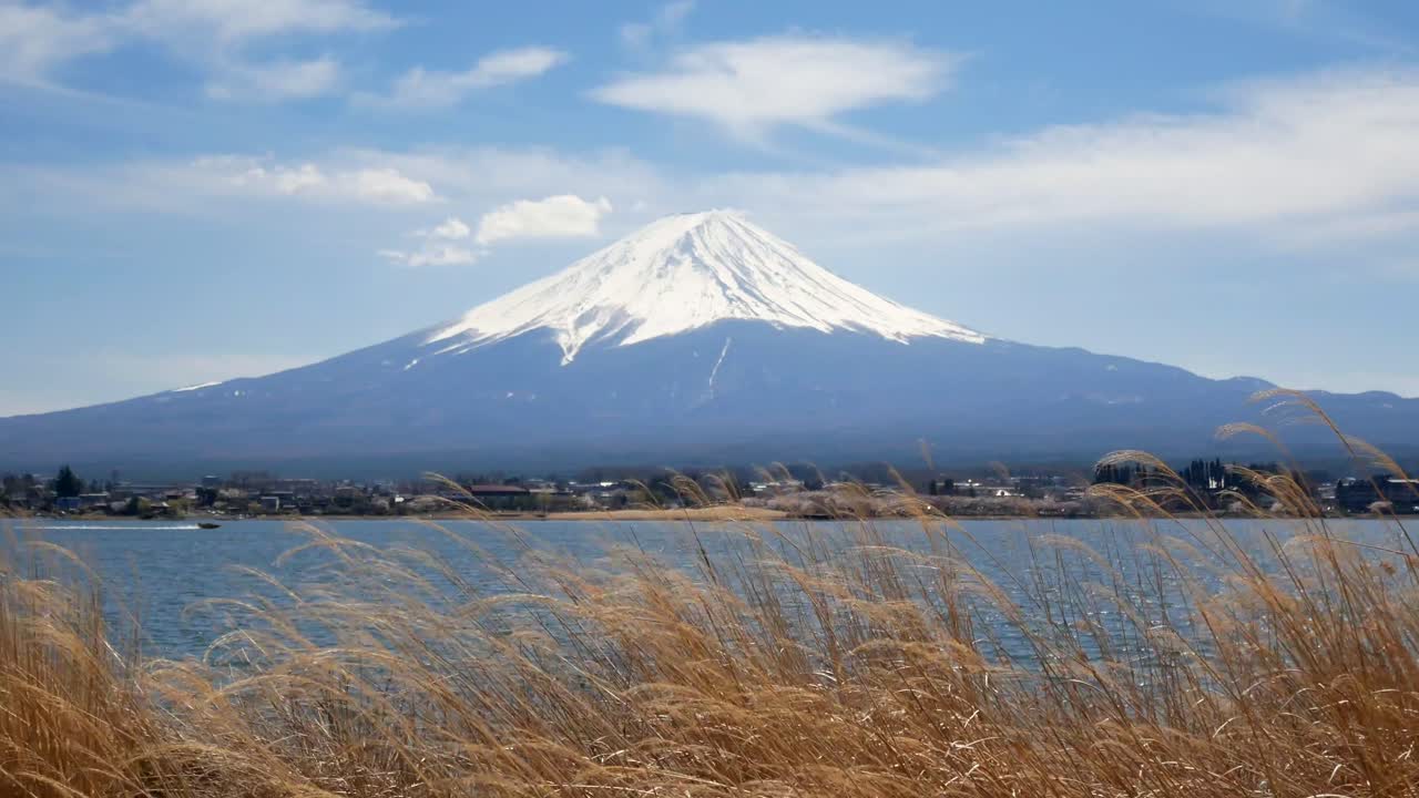 vista del paisaje natural de la montaña volcánica fuji con el lago kawaguchi en primer plano 4k uhd video filmación corta