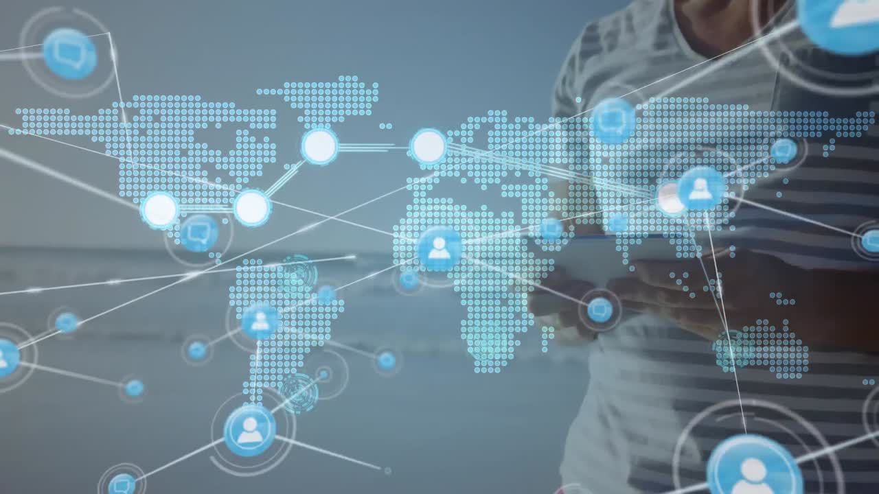 red de iconos de perfil sobre el mapa del mundo contra un hombre caucásico que usa un teléfono inteligente en la playa