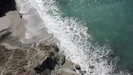 Costa-Escarpada-De-Big-Sur-De-California,-Olas-Rompiendo-Contra-La-Costa,-Antena