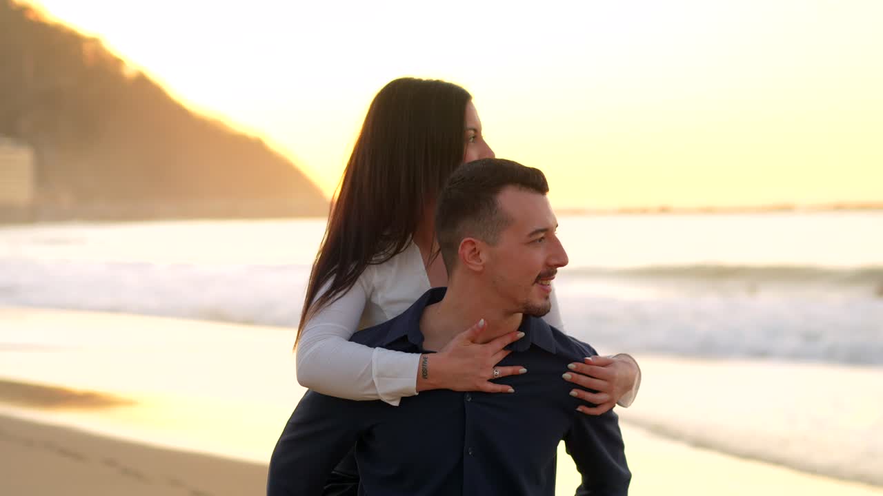 해변 에서 만적 인 순간 을 즐기는 부부