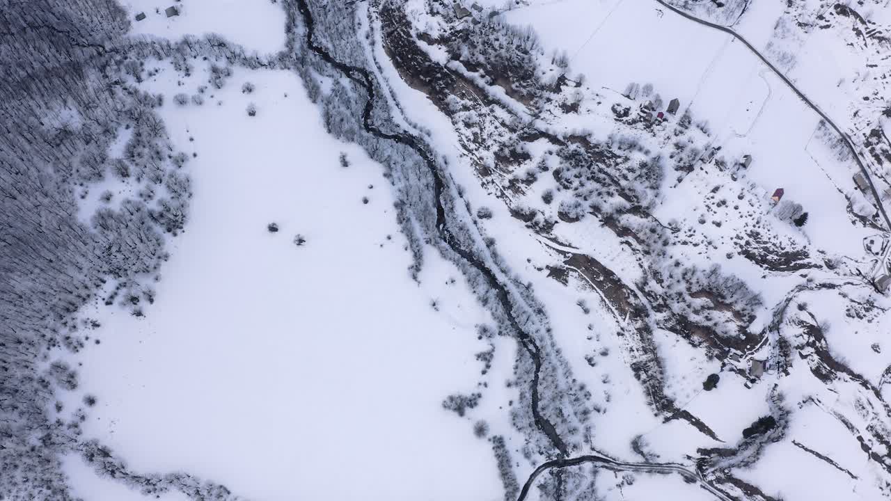 antena - invierno nevado en las montañas alrededor de kolasin, montenegro, dando vueltas de arriba hacia abajo
