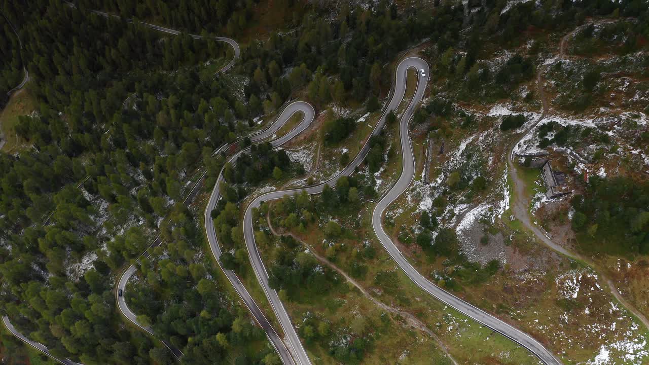 vista aérea de la carretera en passo dello stelvio, alto adige, italia
