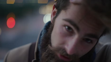 de cerca atractivo joven hombre hipster corriendo mano a través del cabello confiado hombre barbudo exitoso disfrutando del estilo de vida urbano en la ciudad viento soplando cámara lenta