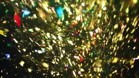 красочные конфеты падают на черный фон