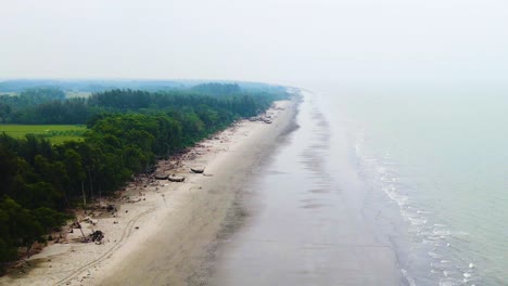 que se eleva sobre la naturaleza tranquila de la playa de kuakata en bangladesh