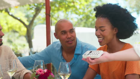 Mujer-Realizando-Pagos-Sin-Contacto-En-Un-Bar-O-Restaurante-Al-Aire-Libre-Utilizando-Tarjeta-De-Crédito-O-Débito