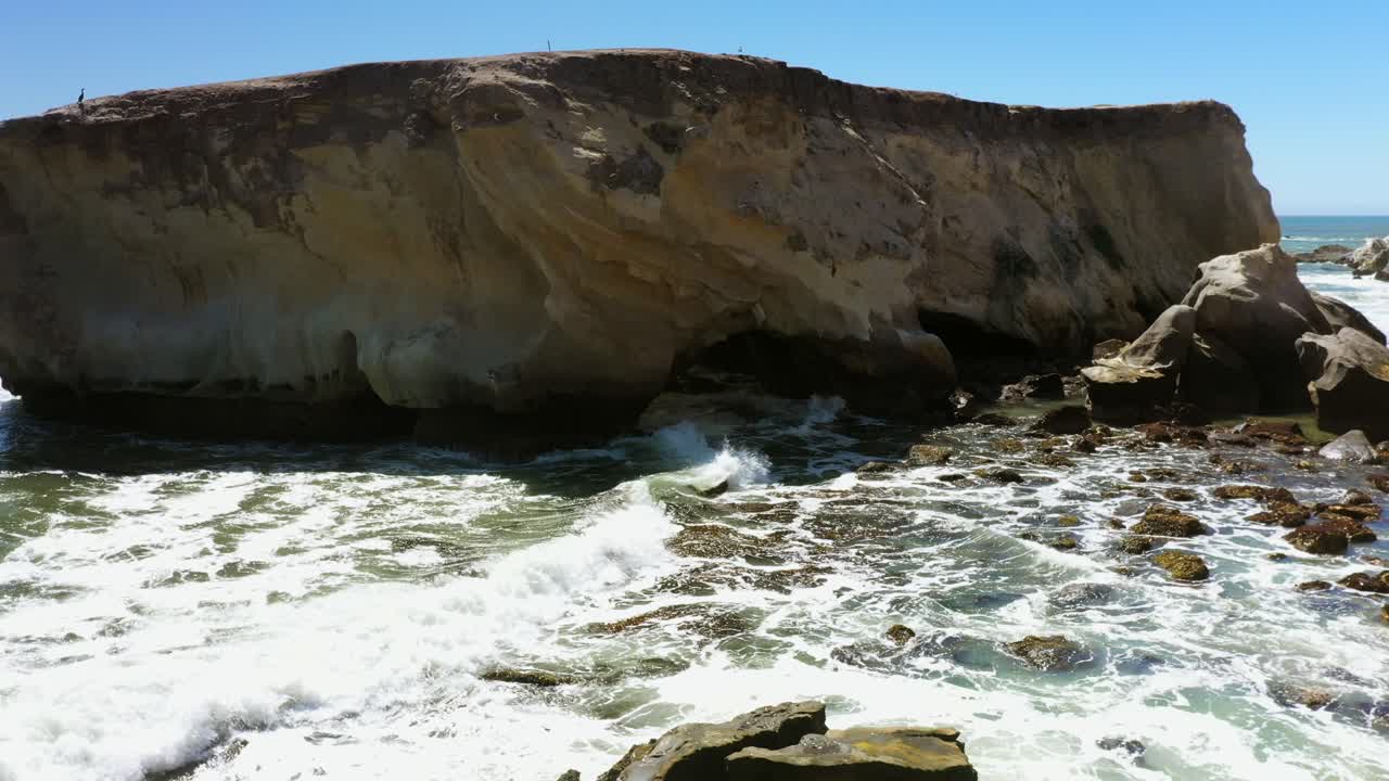 las olas provocan la erosión para formar un arco a lo largo de una costa rocosa en el sur de california