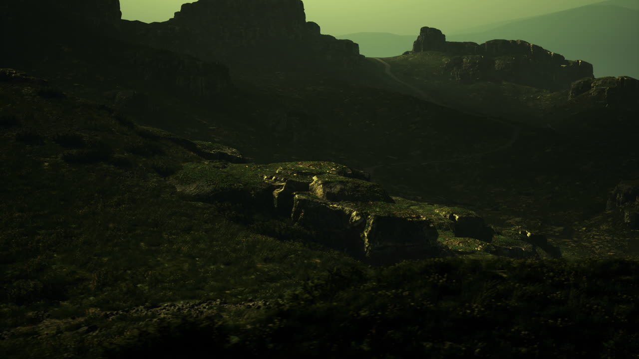 Morgenlicht auf einer mysteriösen Felslandschaft und weitem Gelände