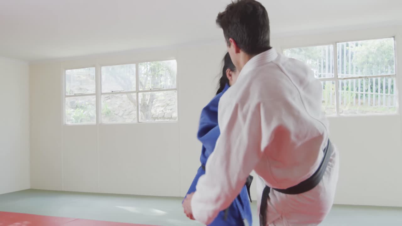 entrenamiento de judokas haciendo un randori en el tapete de judo